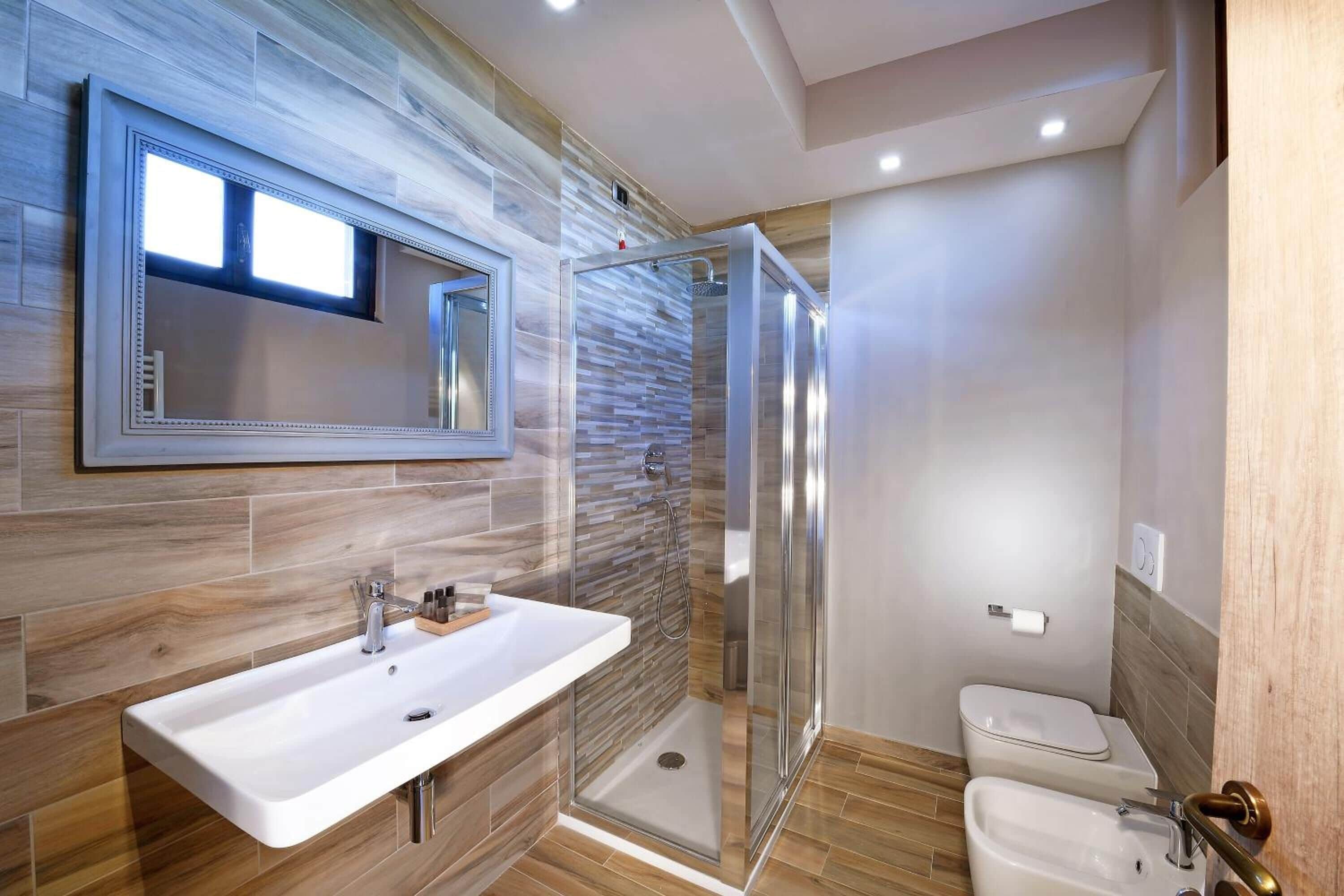 Bañera profunda, artículos de tocador gratuitos, secador de pelo, bidet