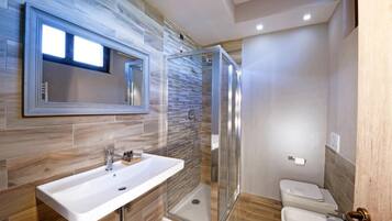 Bañera profunda, artículos de tocador gratuitos, secador de pelo, bidet