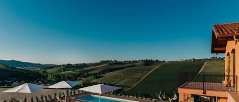 Una piscina al aire libre de temporada, tumbonas