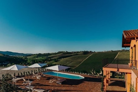 Una piscina al aire libre de temporada
