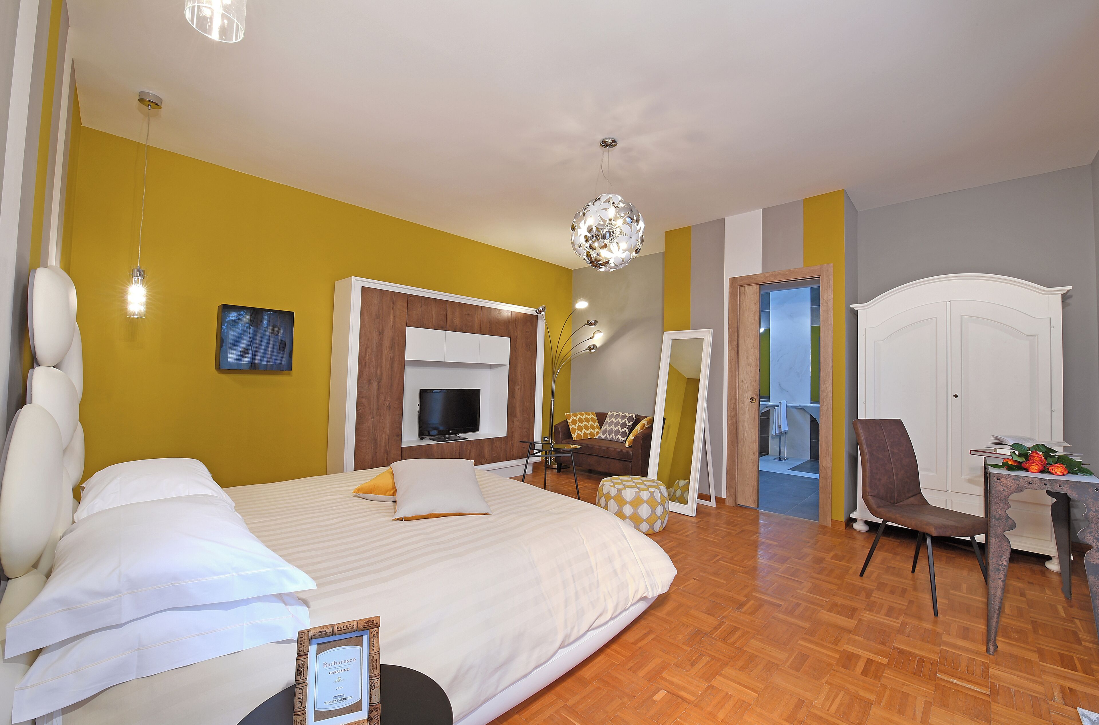 Ropa de cama de alta calidad, cubrecamas y minibar 