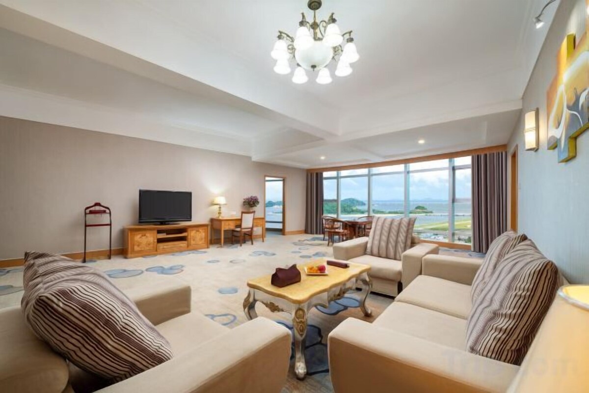 Deluxe Sea View Suite