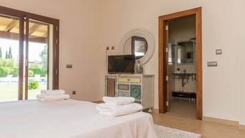 4 slaapkamers, een strijkplank/strijkijzer, internet, beddengoed