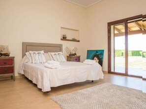 4 bedrooms, iron/ironing board, Internet, bed sheets
