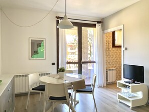 Dining - Cozy three-room apartment JOLLY equipped with all comforts, with balcony. (sirmione)