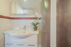 Een douche, een haardroger, handdoeken