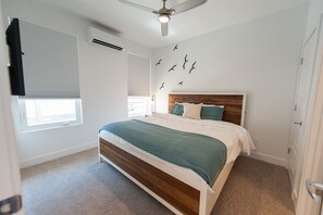 4 bedrooms, iron/ironing board, internet, bed sheets