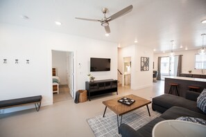 4 bedrooms, iron/ironing board, Internet, bed sheets