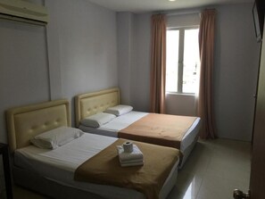 Family Room | Desk, free WiFi, bed sheets - Rafayeh Hotel (Seremban)