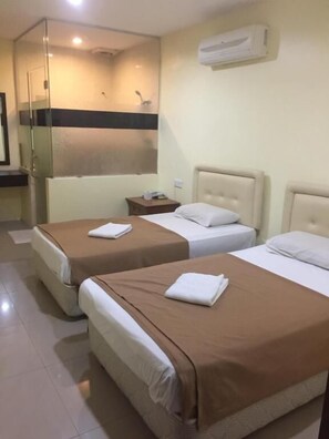 Habitación superior, 1 cama Queen size | Escritorio, wifi gratis y ropa de cama 