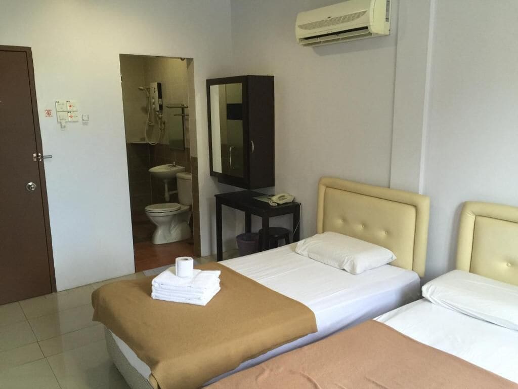 Family Room | Bathroom | Shower, free toiletries, towels