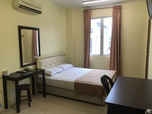 Habitación superior, 1 cama Queen size | Escritorio, wifi gratis y ropa de cama 