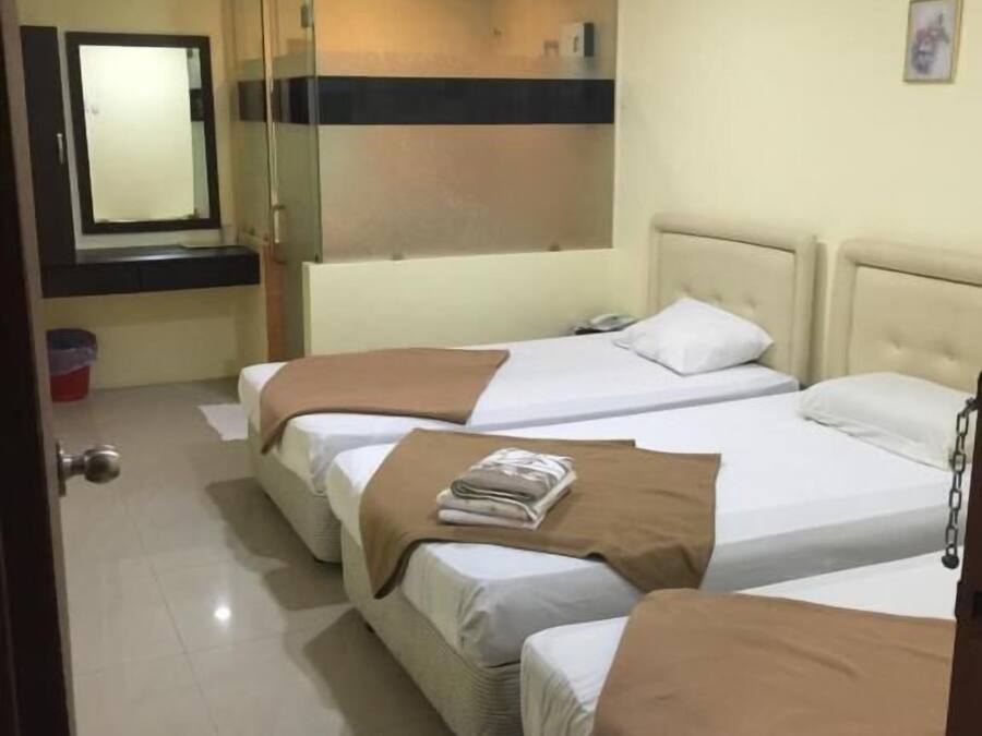 Escritorio, wifi gratis y ropa de cama