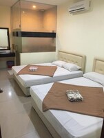 Superior Quadruple Room | Meja, Wi-fi percuma, cadar katil 