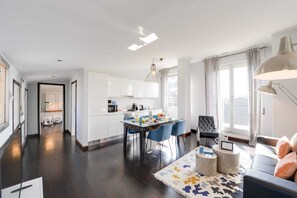 Eine moderne Wohnung mit Küche, Essbereich und Wohnzimmer.