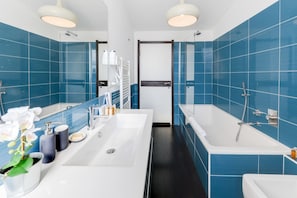 Combined shower/tub, hair dryer, towels