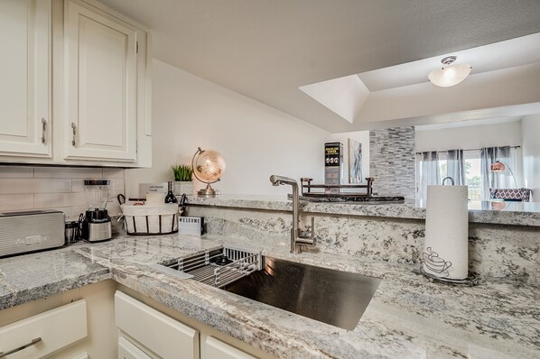 Fridge, microwave, oven, stovetop - Scottsdale Golf Course Haven- Camelback views (Scottsdale)