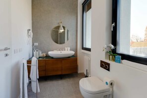 Een douche, een haardroger, handdoeken