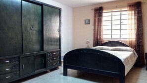 Departamento familiar, 1 cama Queen size, para fumadores | 1 habitación y caja de seguridad en la habitación