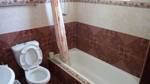 Departamento familiar, 1 cama Queen size, para fumadores | Baño | Tina con regadera, tina profunda, toallas