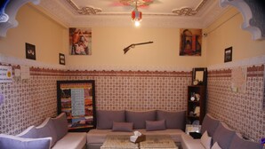 A living room with a sofa set, two coffee tables, and a decorative ceiling. - Hostel Dream Belko (Marrakech)