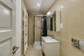 City Apartment, 2 Bedrooms, Non Smoking | Bathroom | Shower, free toiletries, hair dryer, bidet