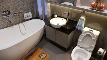King suite with Spa Bath | Bathroom | Free toiletries, hair dryer, bathrobes, slippers