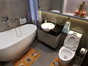 King suite with Spa Bath | Bathroom - Rest House (Singapore)