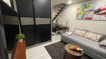 Premier-Zimmer | Minibar (mit einigen kostenlosen Artikeln), individuell dekoriert