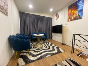 Executive loft | Free minibar items, individually decorated, individually furnished, desk - Rest House (Singapore)