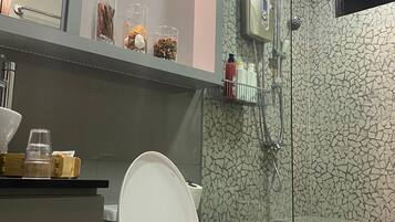 Premier Room | Bilik Mandi | Kelengkapan dandanan diri percuma, pengering rambut, jubah mandi