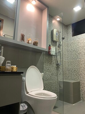 Executive loft | Bathroom | Free toiletries, hair dryer, bathrobes, slippers - Rest House (Singapore)