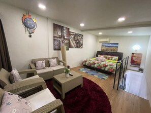 Free minibar items, individually decorated, individually furnished, desk - Rest House (Singapore)