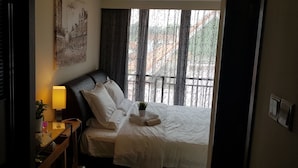 Deluxe King Room | Minibar (some free items), desk, laptop workspace - Rest House (Singapore)