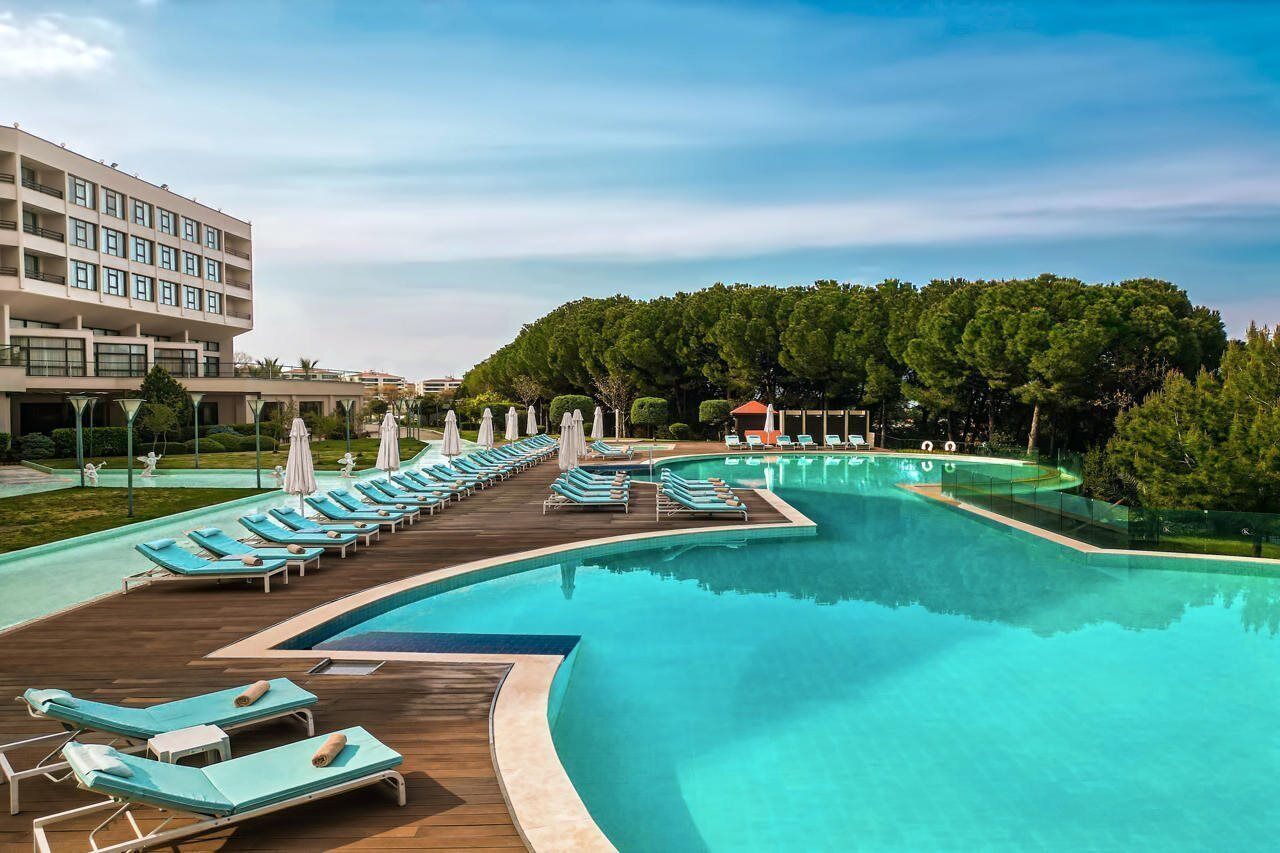 Una piscina cubierta, una piscina al aire libre