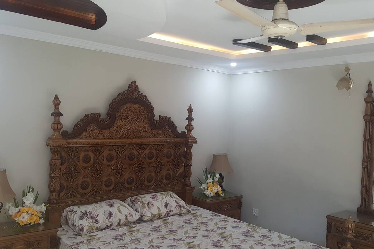 Deluxe Double Room, 1 King Bed, Smoking | Air conditioning