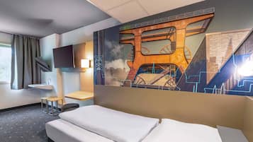 Escriptori, cortines opaques i habitacions insonoritzades