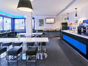 Desayuno buffet diario (EUR 13.9 por persona)