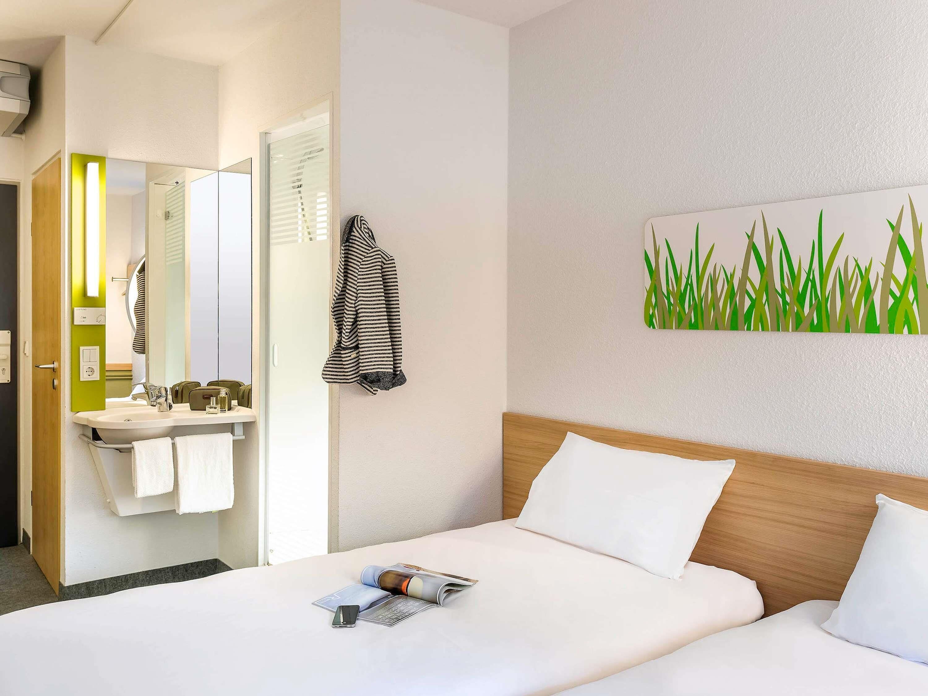 Verdunkelungsvorhänge, schallisolierte Zimmer, Bügeleisen/Bügelbrett