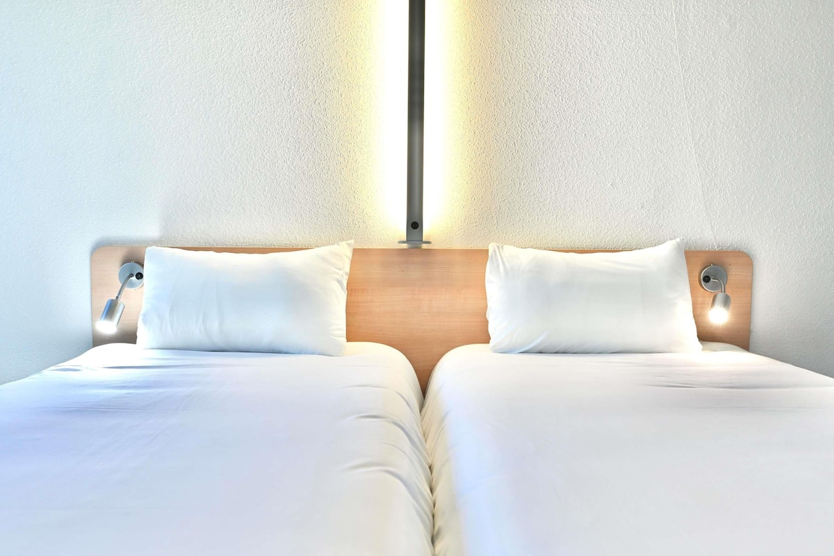 Escritorio, wifi gratis y ropa de cama
