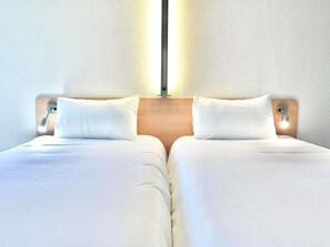 Habitación estándar con 2 camas individuales, 2 camas individuales | Escritorio, wifi gratis y ropa de cama 