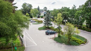 A roundabout with a bicycle parked by the curb, surrounded by greenery and trees. - Ibis Budget Wroclaw Stadion (Wroclaw)