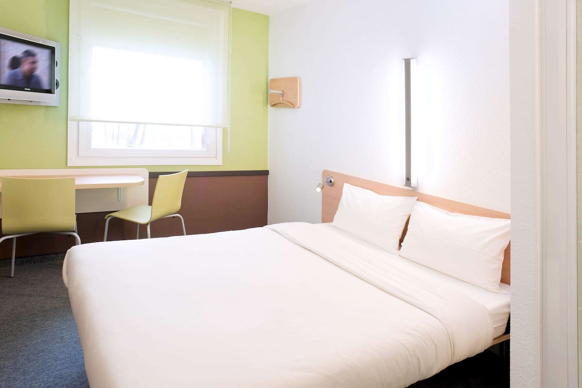 Standard Double Room, 1 Double Bed | 1 bedroom, desk, free WiFi, bed sheets
