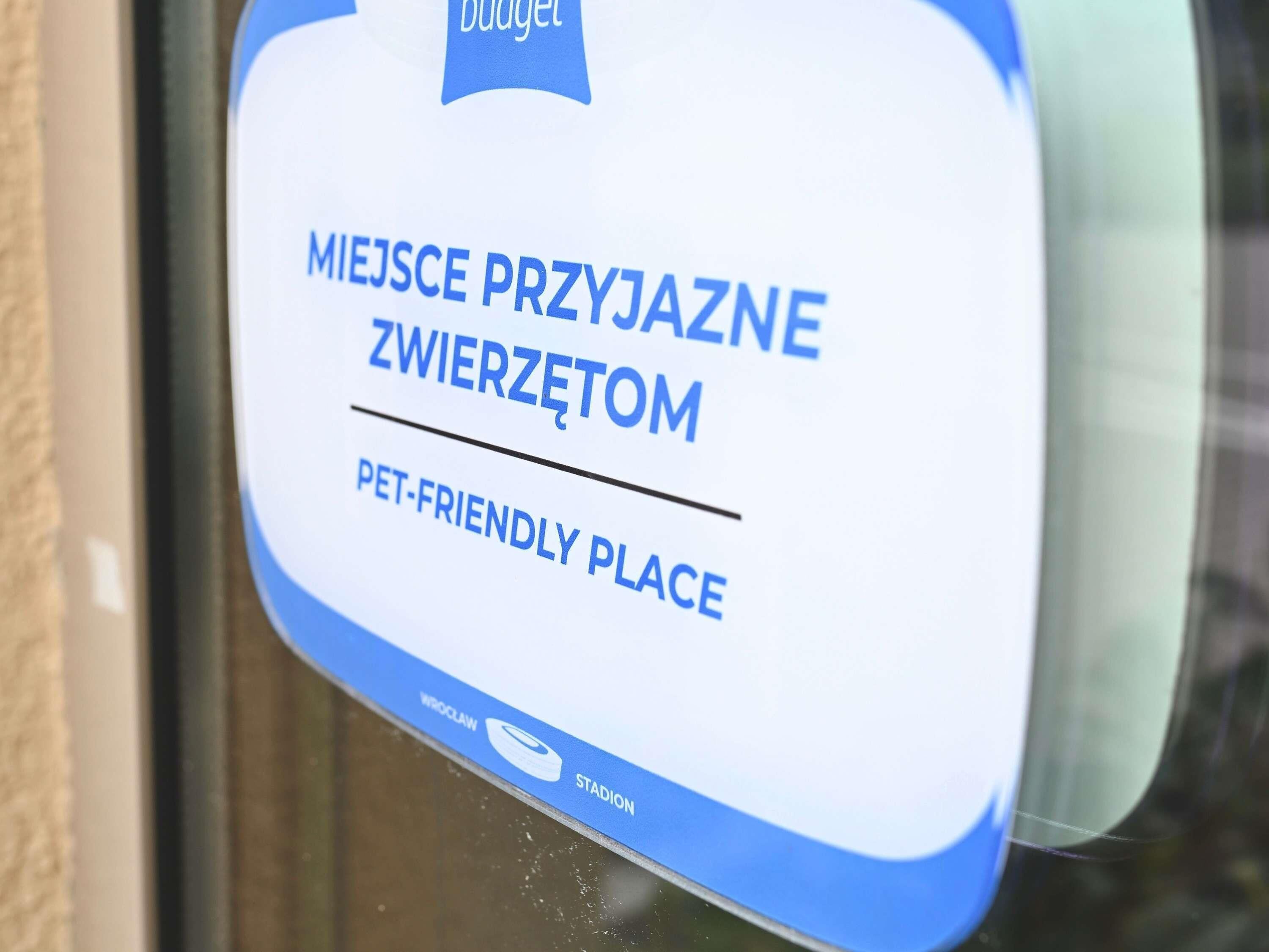 A sign indicating a pet-friendly place.