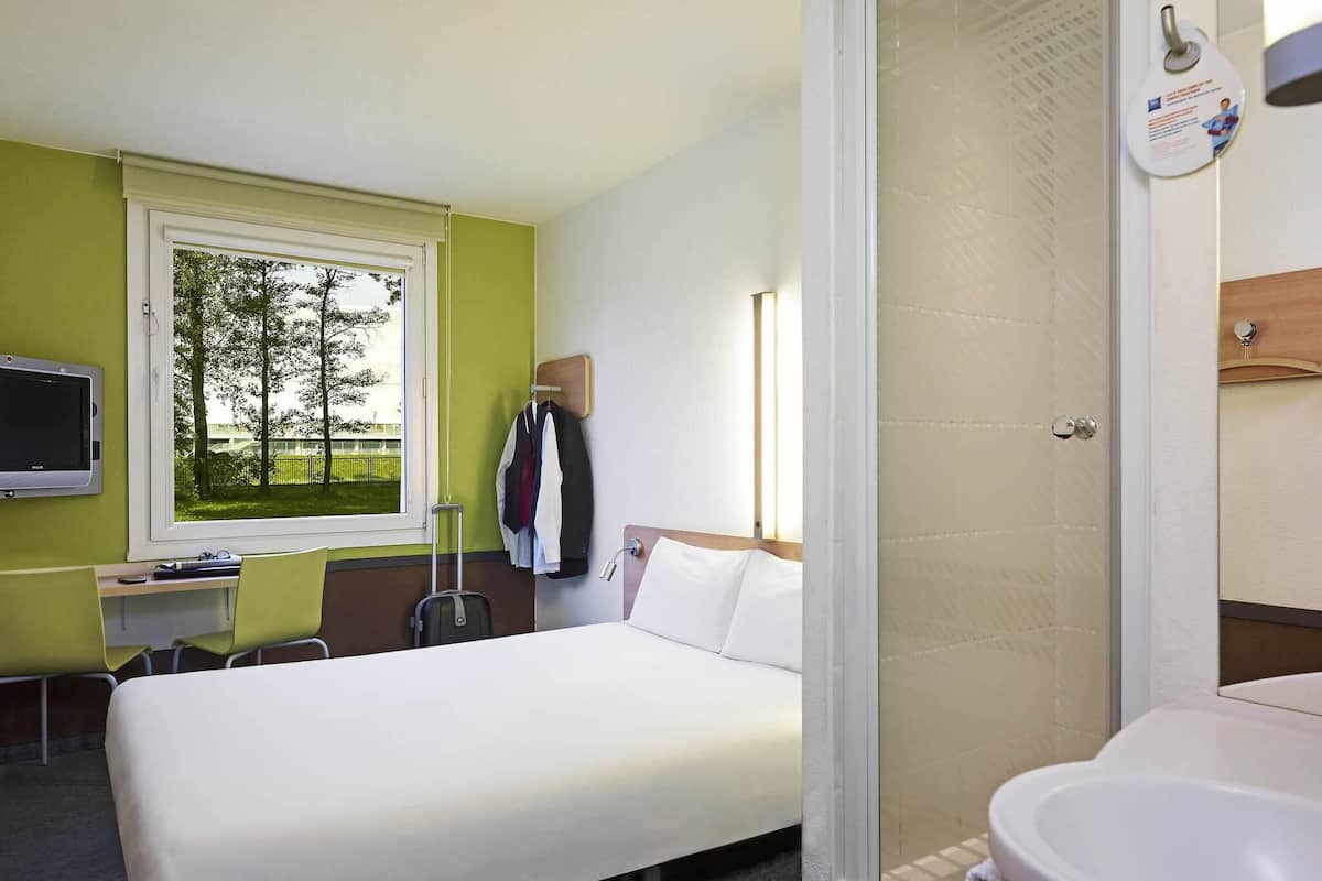Standaard Twin kamer, 2 eenpersoonsbedden | Een bureau, gratis wifi, beddengoed