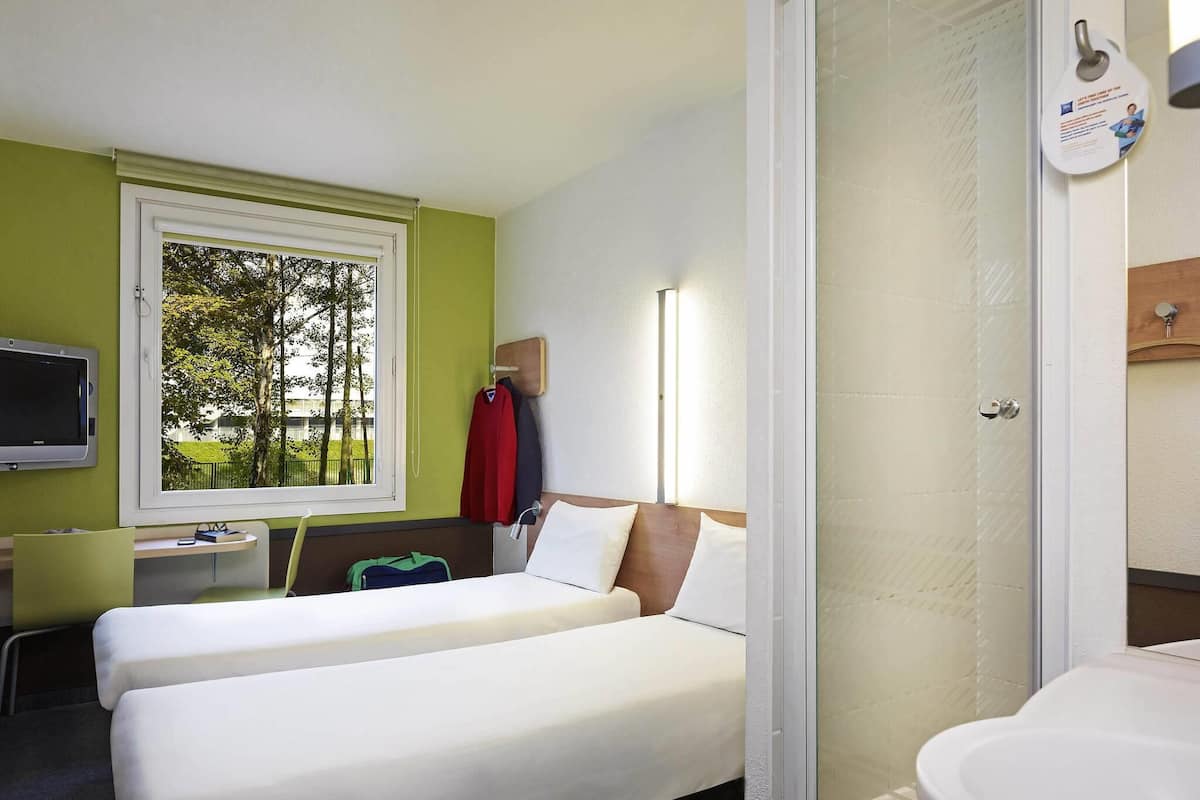 Quarto duplo standard, 2 camas de solteiro | Escrivaninha, Wi-Fi de cortesia, roupa de cama