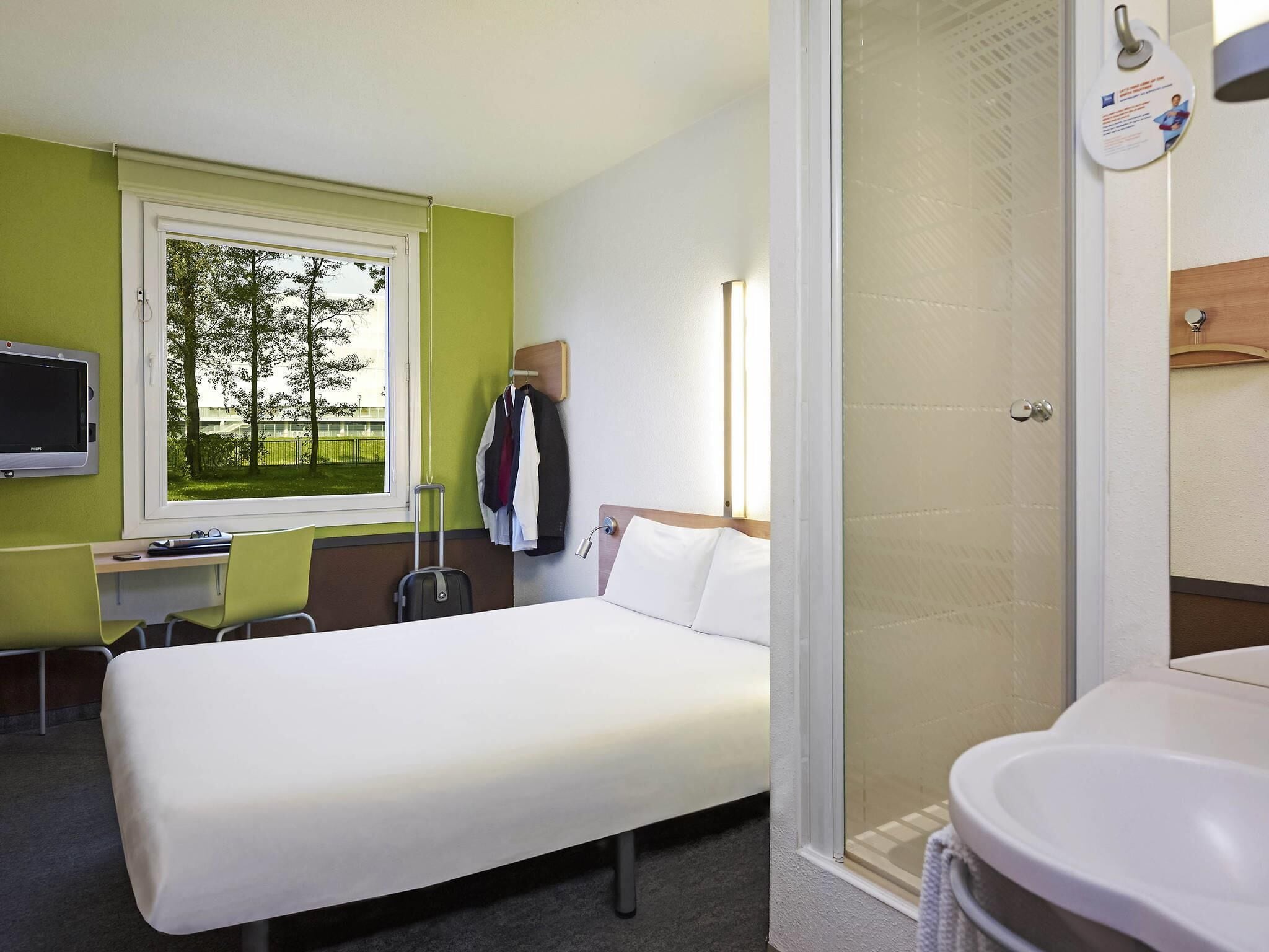 Standard Twin Room, 2 Single Beds | Desk, free WiFi, bed sheets