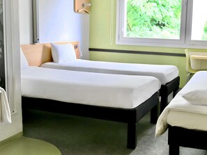 Escritorio, wifi gratis y ropa de cama