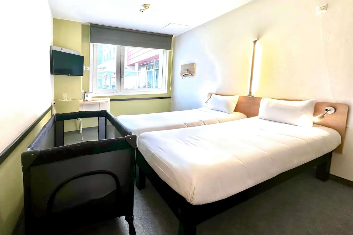 1 bedroom, desk, free WiFi, bed sheets
