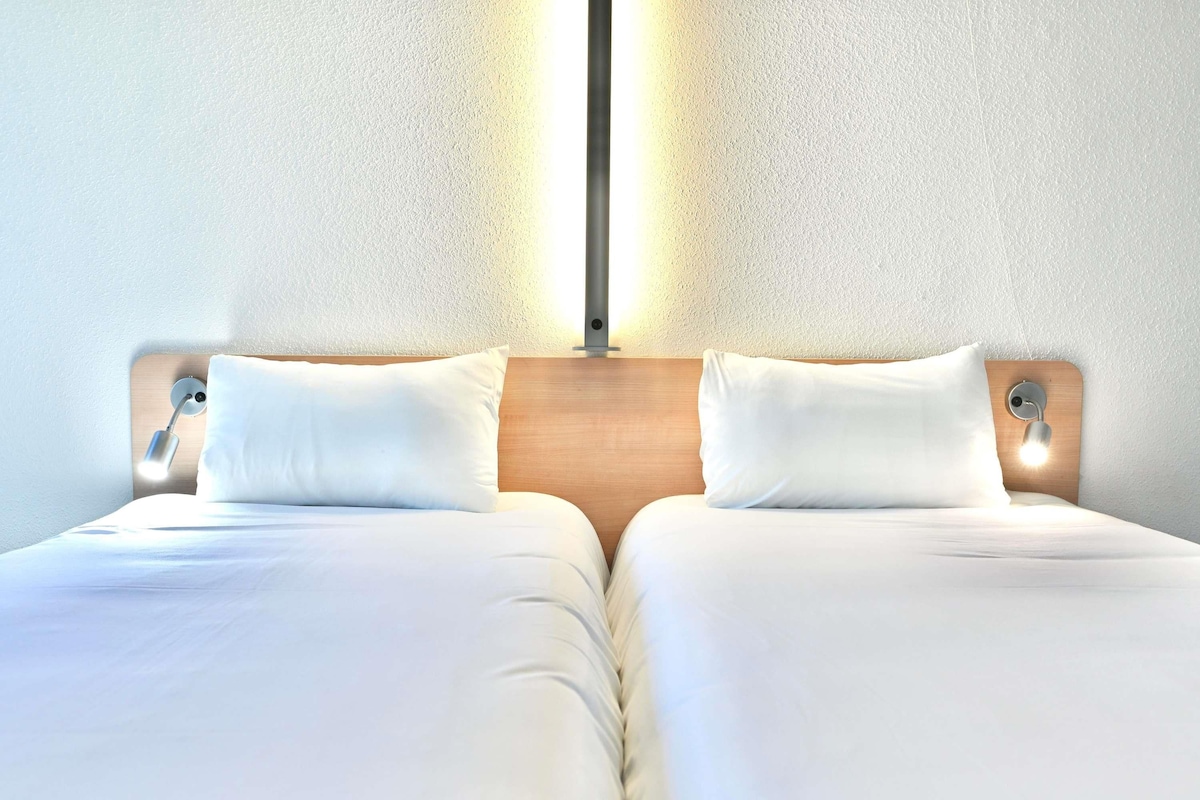 Standard Twin Room, 2 Single Beds | Desk, free WiFi, bed sheets